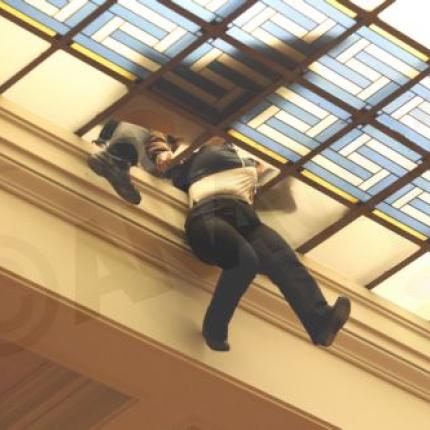 Ο "ιπτάμενος" υπάλληλος της Βουλής στις φωτογραφίες της χρονιάς