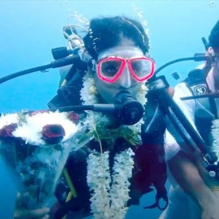 ινδια- υποβρυχιος γαμος