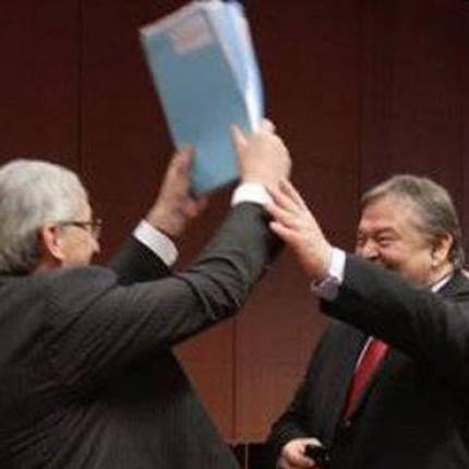 Ο Ζαν Κλοντ Γιούνκερ μας κουνά το δάχτυλο και μας δείχνει τι να ψηφίσουμε