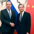 Κίνα-Ρωσία: Συνάντηση των Υπουργών Εξωτερικών Γουάνγκ Γι και Σεργκέι Λαβρόφ στην Καμπότζη