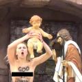 Οι FEMEN "απήγαγαν" τον Ιησού από τη φάτνη!
