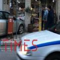 αυτοκίνητο καρφώθηκε σε βιτρινα καταστήματος.jpg