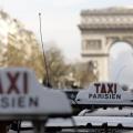 Οι οδηγοί ταξί διαμαρτύρονται στο Παρίσι για την Uber - Απαγορεύουν από την 1η Ιανουαρίου την εφαρμογή