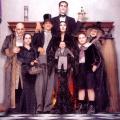 addams_family_values_i_oikogeneia_adam_epistrefei_programma_tileorasis_ant1.jpg