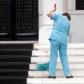 Στον Άρειο Πάγο προσφεύγει το υπουργείο Οικονομικών για την επαναπρόσληψη των καθαριστριών