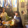 O αγιασμός που έγινε viral - Ιερέας "μπουγελώνει" πιστούς (βίντεο)