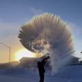 Βραστό νερό έρχεται σε επαφή με την ατμόσφαιρα και παγώνει αμέσως!