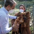 Επίσκεψη του πρωθυπουργό σε καταφύγιο ζώων