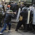 Συγκρούσεις μασκοφόρων - αστυνομίας στην Ουκρανία