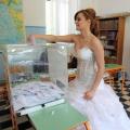Πήγε να ψηφίσει με το ... νυφικό! 