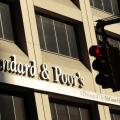 H Standard &amp; Poor's αναβάθμισε την ελληνική οικονομία κατά μία βαθμίδα