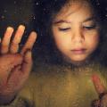 στεναχωρημένο παιδάκι-κακοποίηση