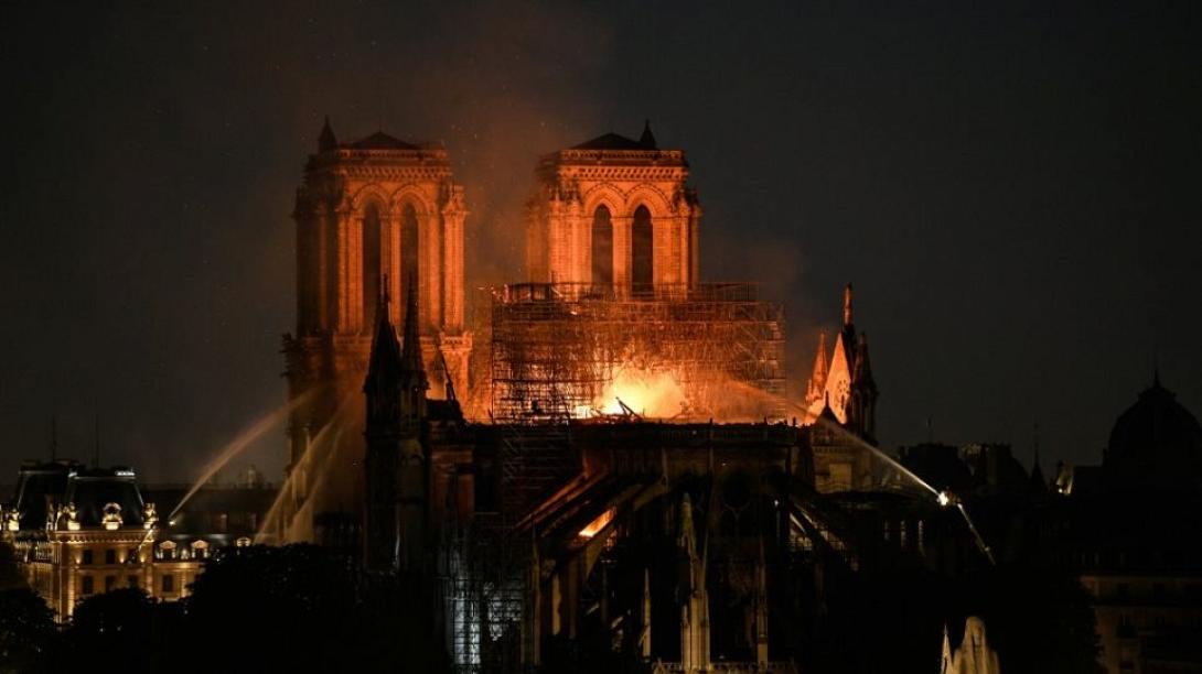 Παναγία των Παρισίων.jpg