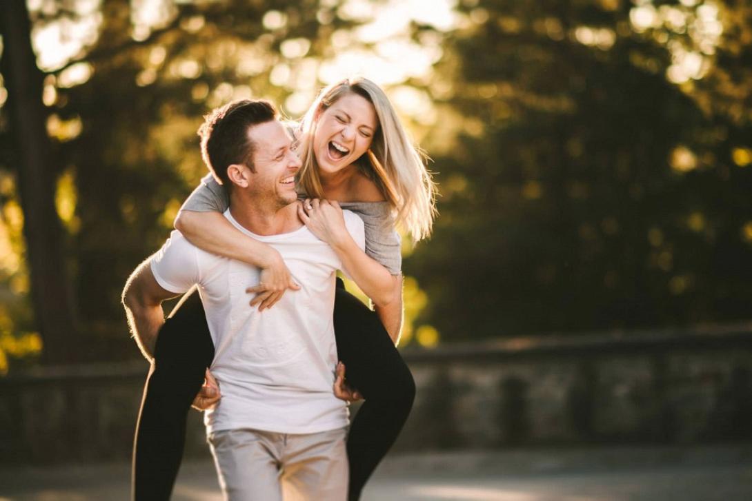 έρωτας διασκέδαση χαρά γέλιο ερωτευμενο ζευγάρι