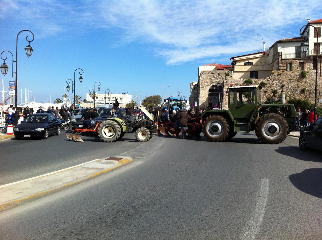 Να «μαυρίσουν»  τα κόμματα της συγκυβέρνησης καλεί τους αγρότες η ΟΑΣΝΗ