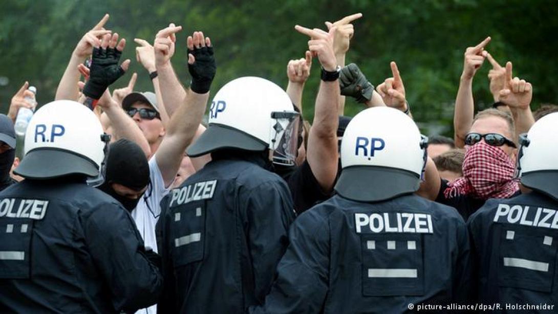 Γερμανία: 44 αστυνομικοί τραυματίσθηκαν σε συγκρούσεις με ακροδεξιούς χούλιγκαν