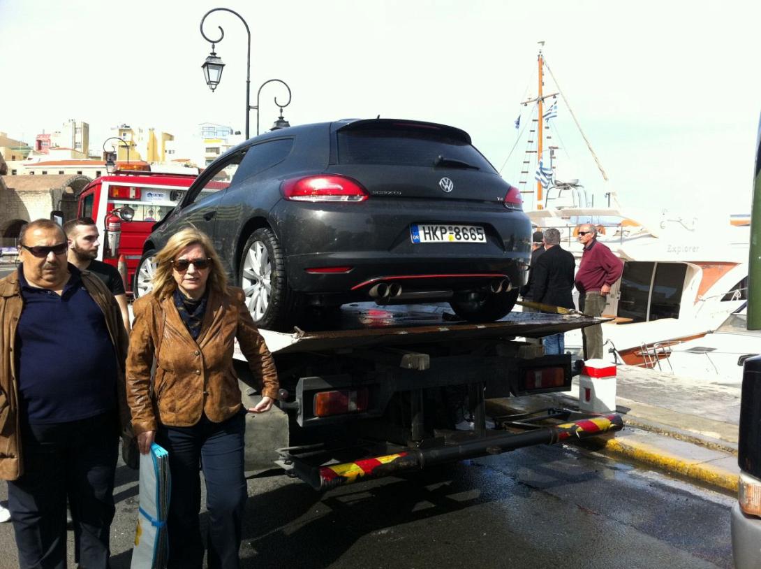 Βουτιά στο ενετικό λιμάνι έκανε Ι.Χ στο οποίο επέβαιναν δύο νεαροί