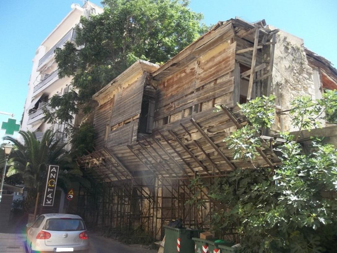 Ηράκλειο 2014: Το ετοιμόρροπο "οίκημα" στην οδό Ιδομενέως που ... αντέχει (φωτορεπορτάζ)