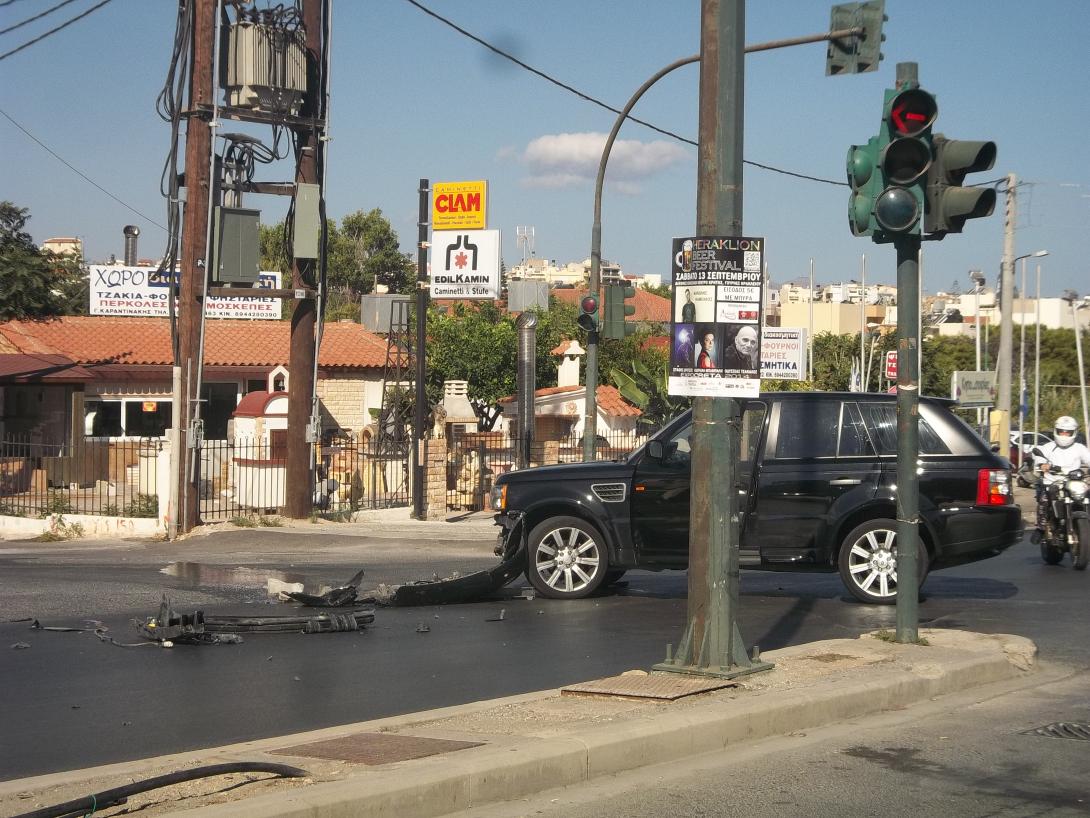 Ηράκλειο: Σφοδρή σύγκρουση οχημάτων στη λεωφόρο Καζαντζίδη (φωτογραφίες)