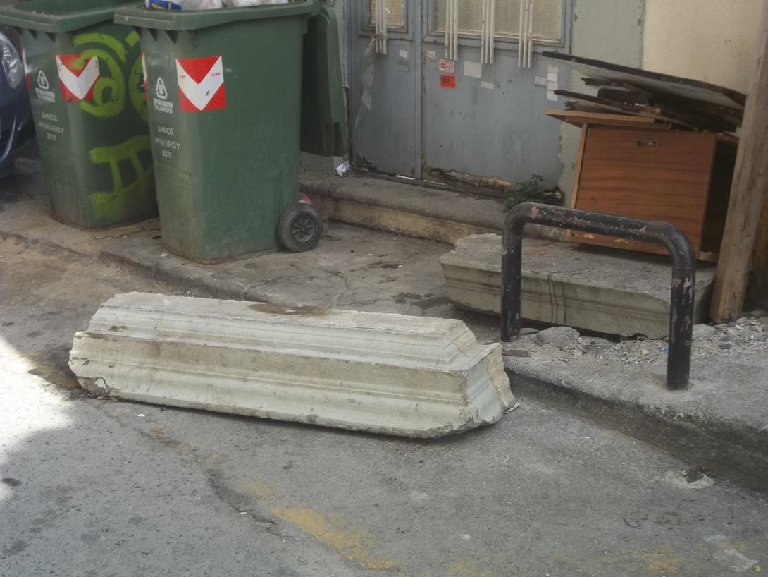 Τρόμος στο Ηράκλειο από κατάρρευση "κορνίζας" ετοιμόρροπου κτιρίου (φωτο)