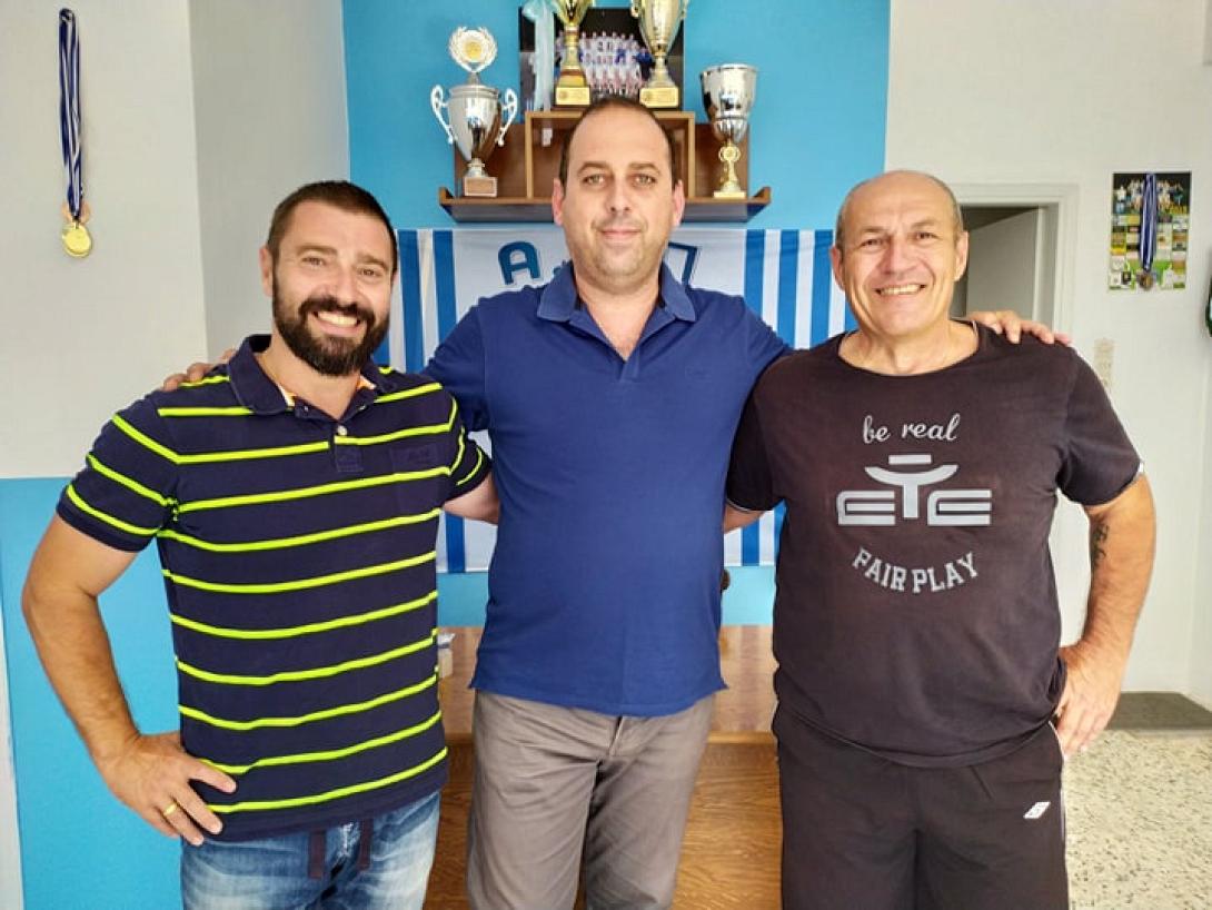 ο νέος προπονητής του Πόρου Βασίλης Κρασανάκης με τον αντιπρόεδρο της ομάδας Αντώνη Μαρκάκη και τον βοηθό και στενό συνεργάτη του στο τεχνικό τιμ Γιώργο Χατζηδιαμαντή