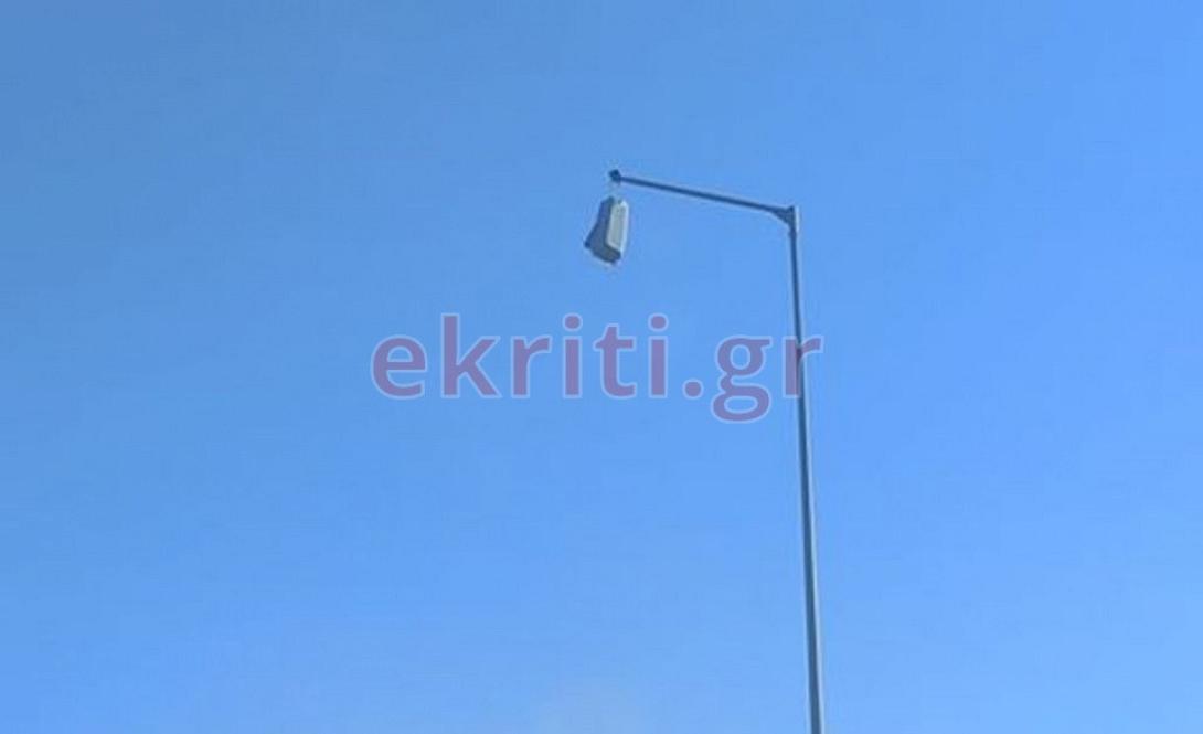 Από ένα καλώδιο, κρέμεται το φωτιστικό.