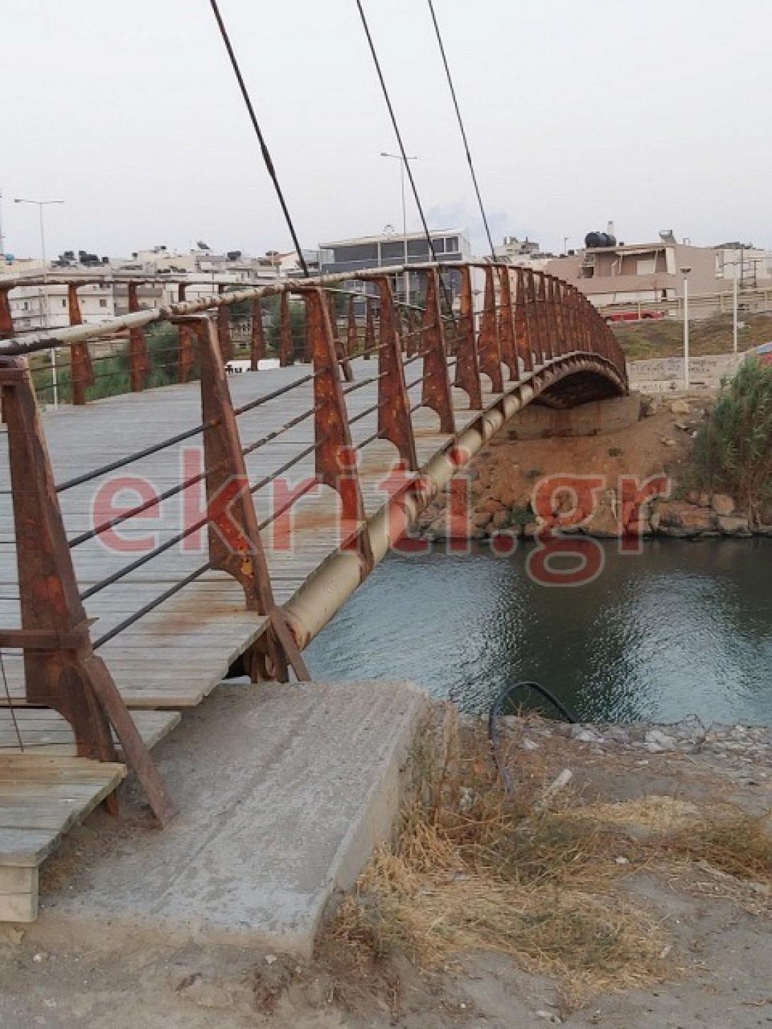 Εμφανής η φθορά στη γέφυρα