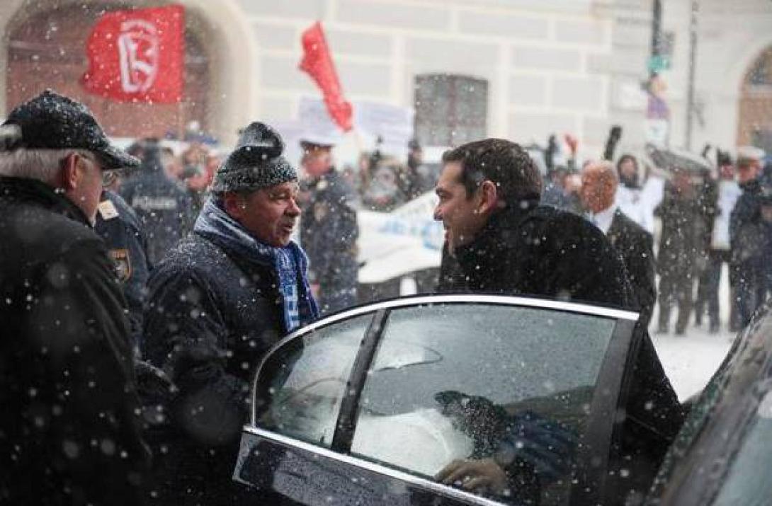 Ο Τσίπρας στη χιονισμένη Βιέννη - Τον υποδέχτηκαν με πανό Έλληνες και Αυστριακοί
