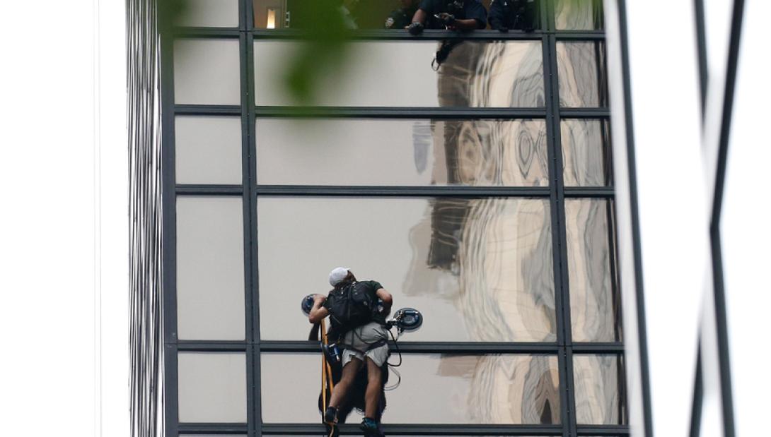 Σκαρφάλωσε με βεντούζες σε ουρανοξύστη