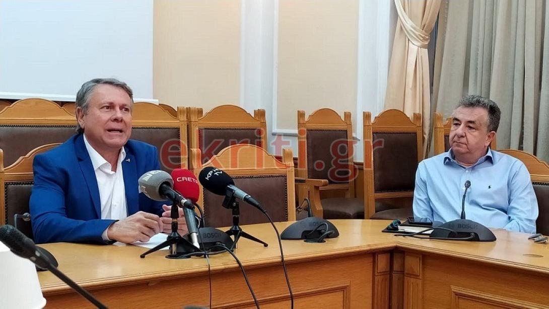 Ο πρόεδρος των τουριστικών πρακτόρων Κρήτης Μιχάλης Βλατάκης με τον Σταύρο Αρναουτάκη