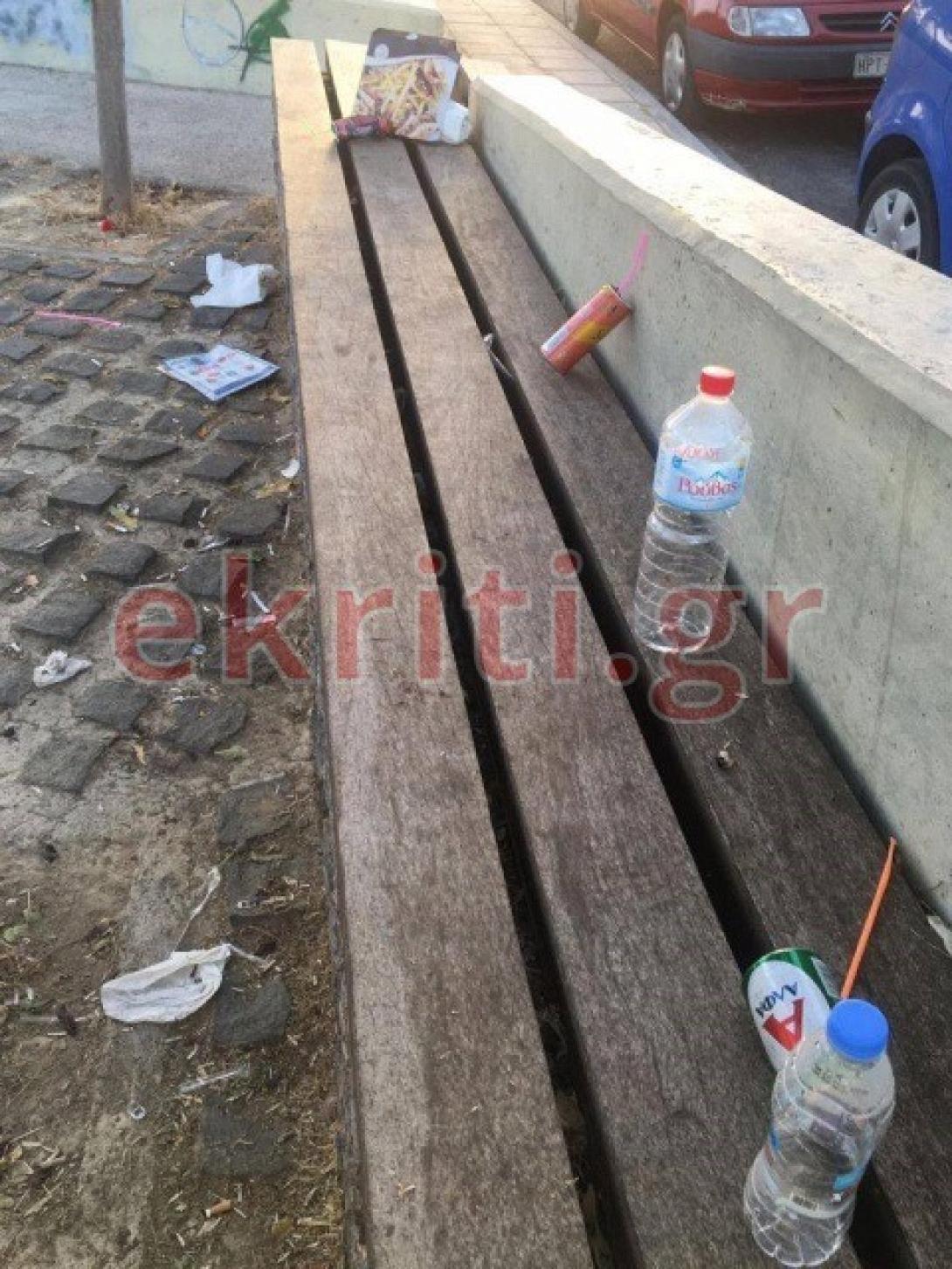 Σκουπίδια αποκαλύπτει το φως της ημέρας στο παρκάκι
