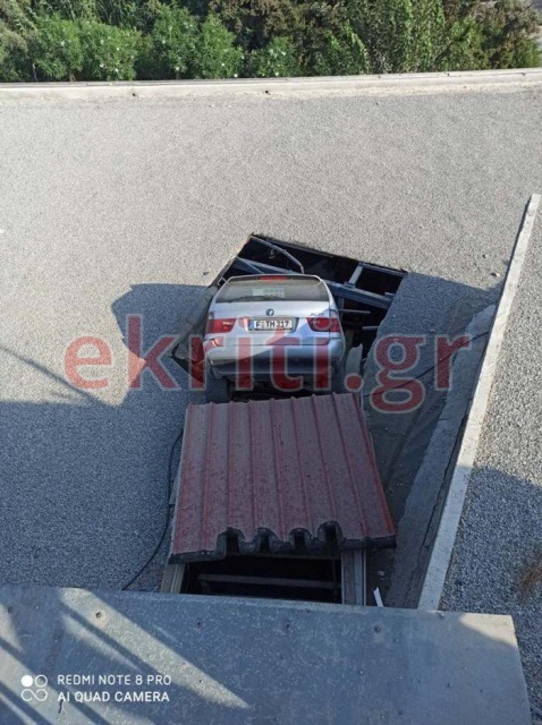 Το αυτοκίνητο έπεσε από ύψος 5 μέτρων στη στέγη μιας αποθήκης.