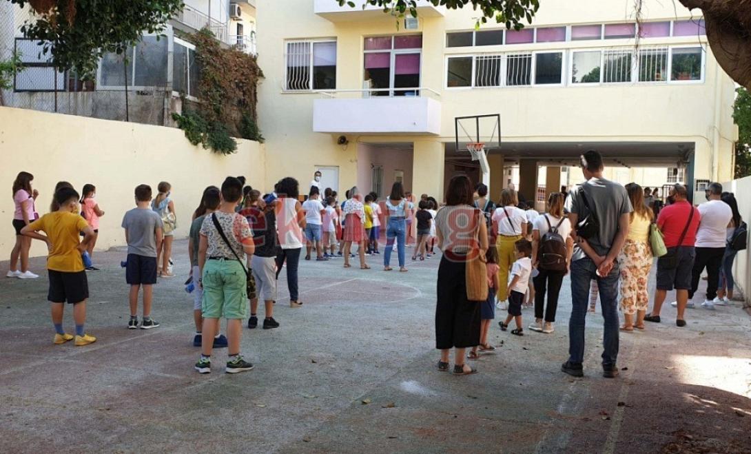 Αποστάσεις και μάσκες από εκπαιδευτικούς, μαθητές και γονείς.