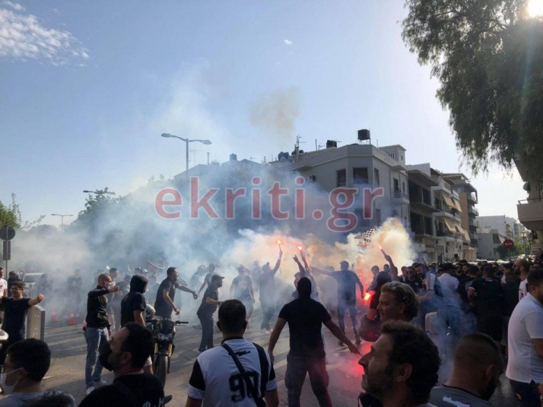 Οι φωτοβολίδες και τα συνθήματα από τους οπαδούς του ΟΦΗ δονούσαν την ατμόσφαιρα!