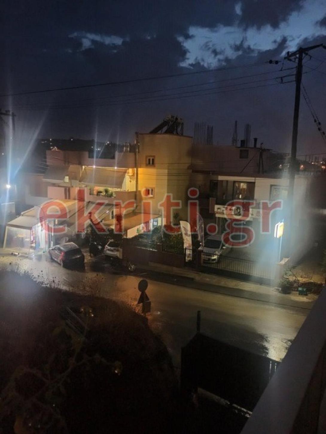 Οι δρόμοι μετατράπησαν σε ποτάμια, από τη δυνατή νεροποντή.