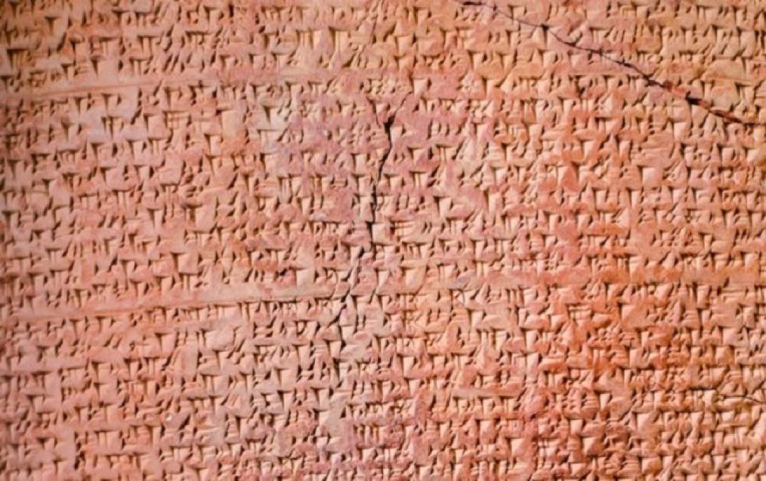 Ανακάλυψη εικόνας δαίμονα σε αρχαία πλάκα ηλικίας 2.700 ετών .jpg