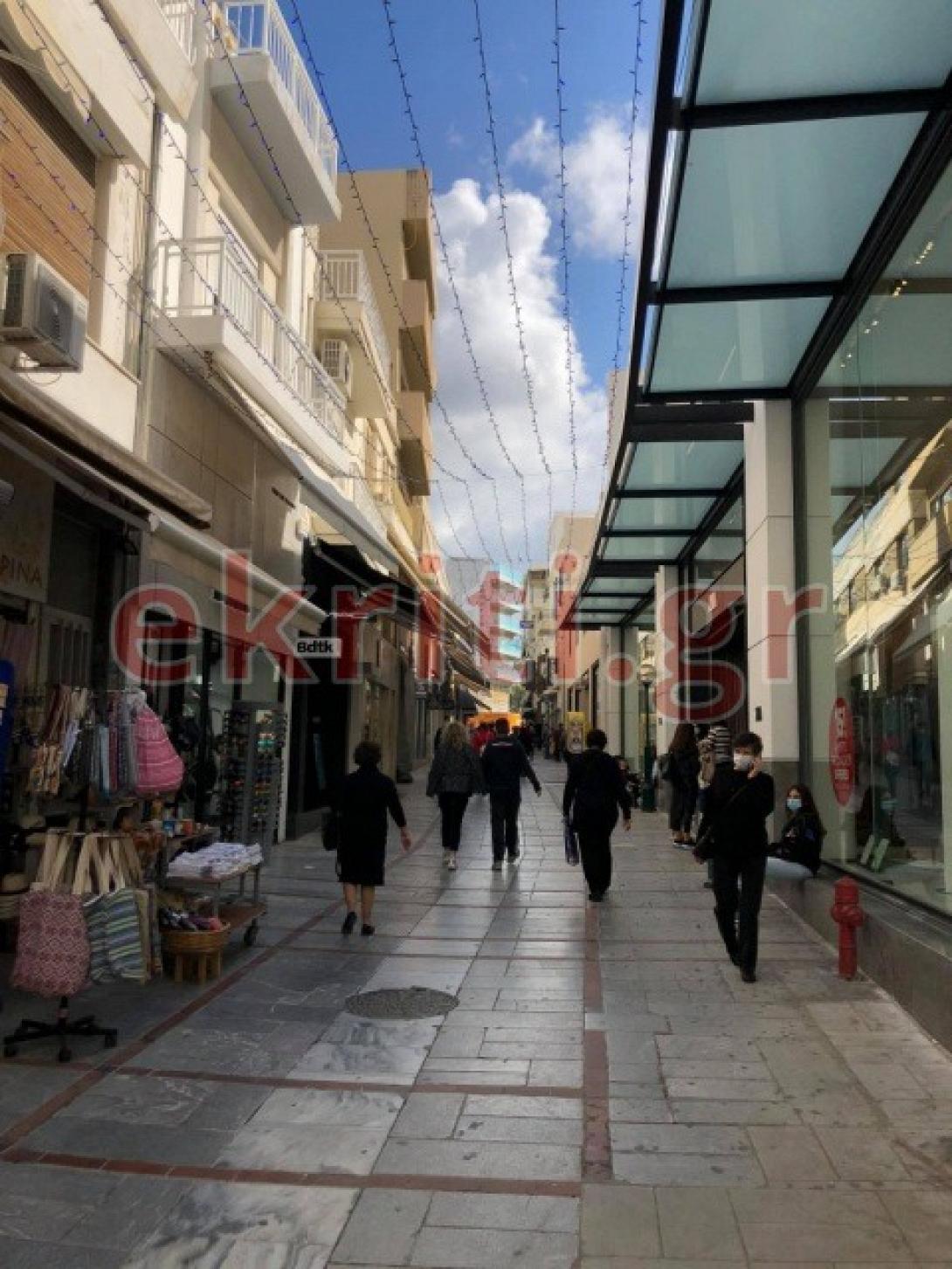 Αρκετός κόσμος στα εμπορικά καταστήματα της πόλης