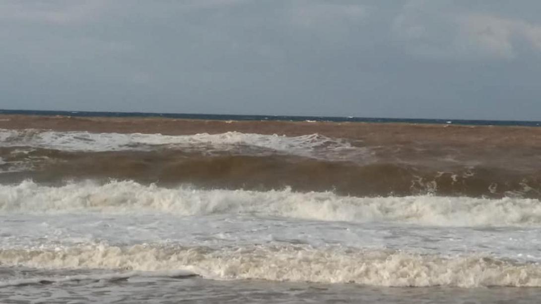 Η κακοκαιρία και τα ισχυρά ρεύματα έδωσαν αυτές τις εικόνες.