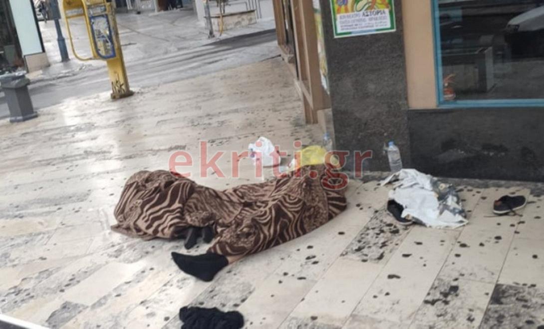 Τα δύο άτομα έχουν σκεπαστεί με κουβέρτες...