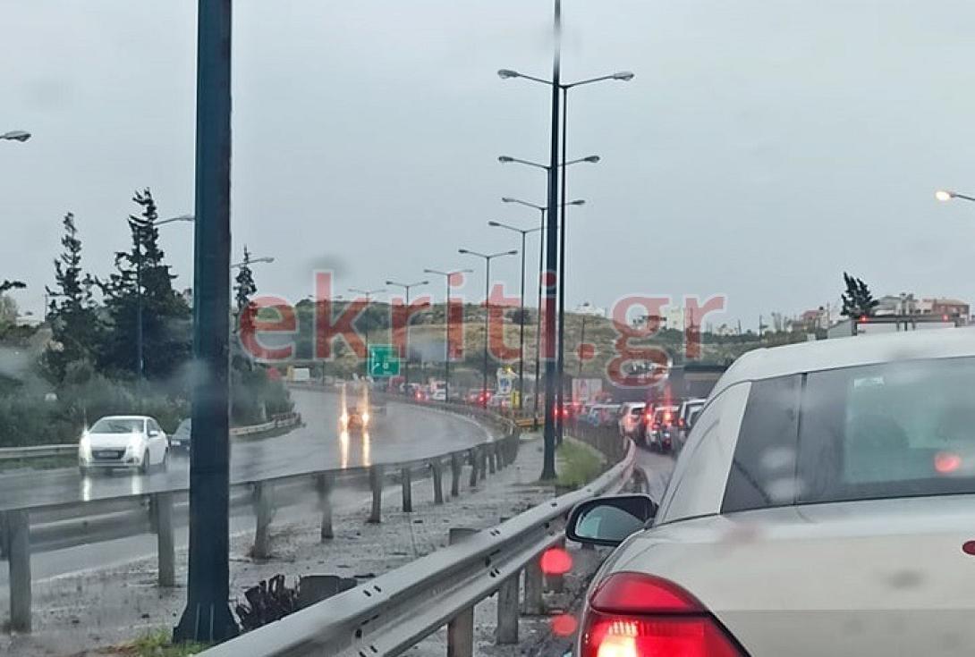 Η βροχή και η κίνηση ταλαιπωρούν τους οδηγούς στην Εθνική Οδό