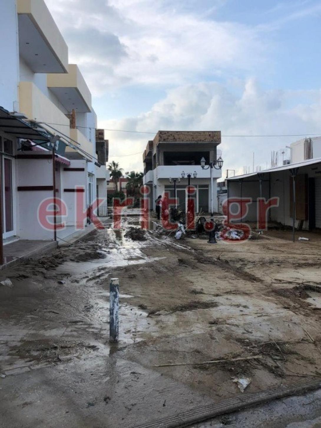 Η λάσπη έχει καλύψει τα πάντα...