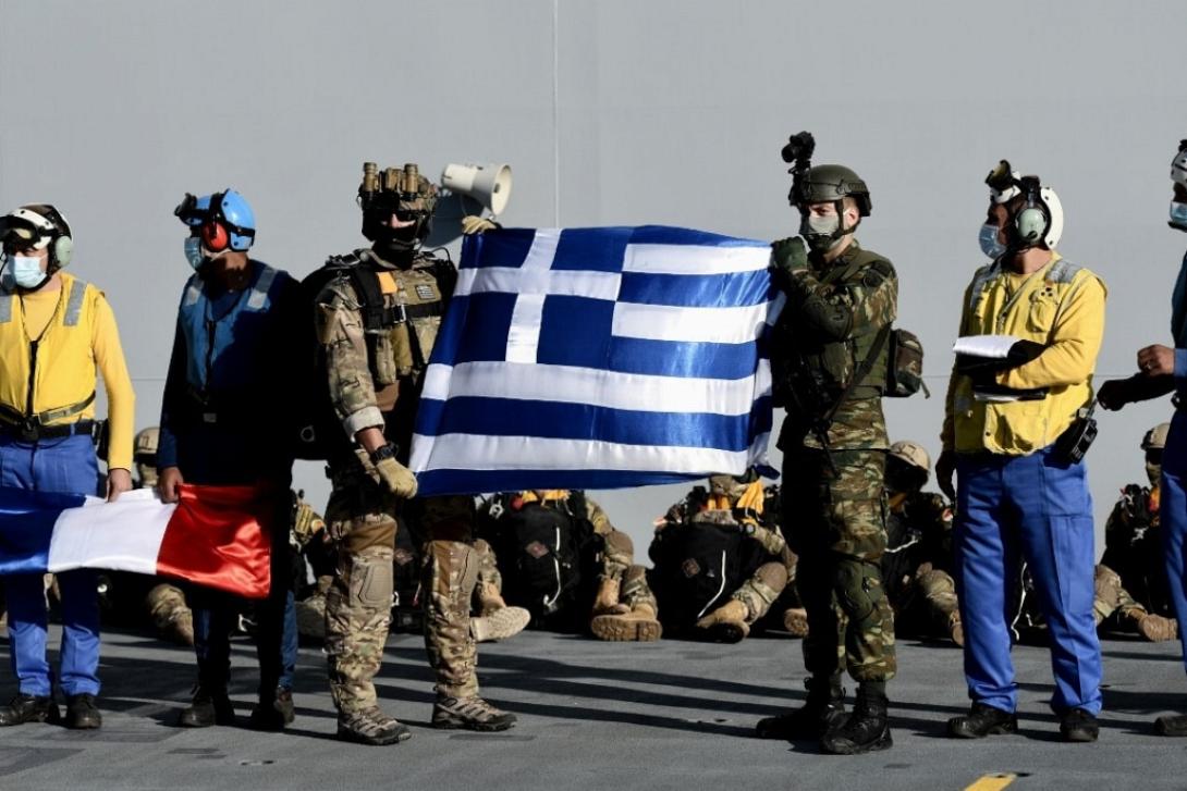 Η Γαλανόλευκη κατά την διάρκεια της άσκησης, στα χέρια δύο στελεχών Ειδικών Επιχειρήσεων.