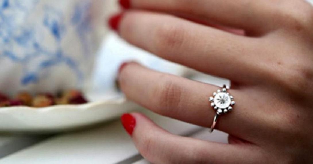 χερι γυναικας-δαχτυλίδι.jpg