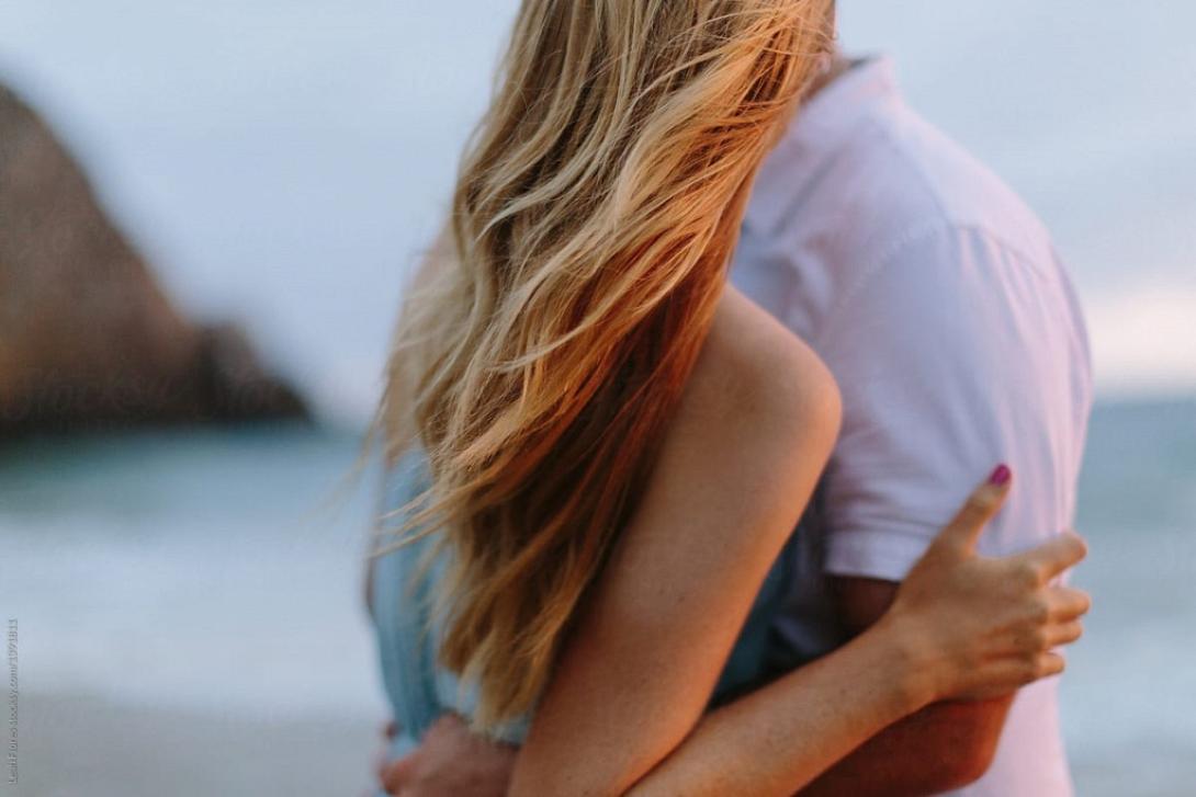 γυναίκα ερωτευμενο ζευγάρι έρωτας αγκαλιά