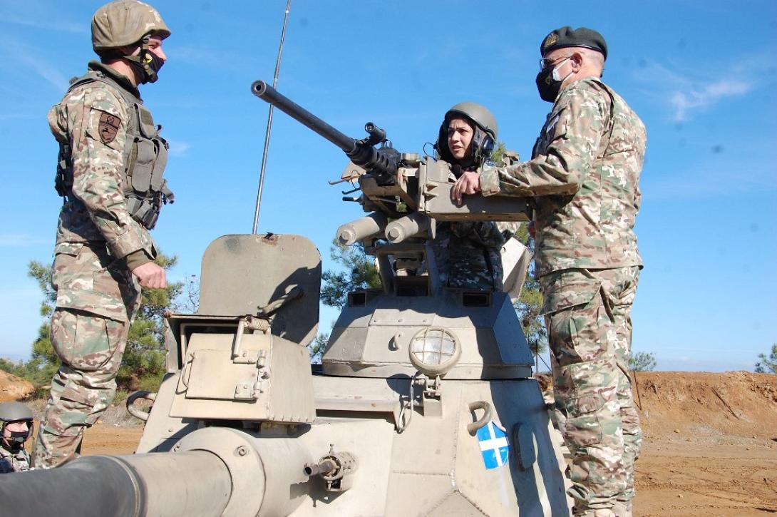 Ο Α/ΓΕΕΦ συνομίλησε με τα πληρώματα των τεθωρακισμένων.