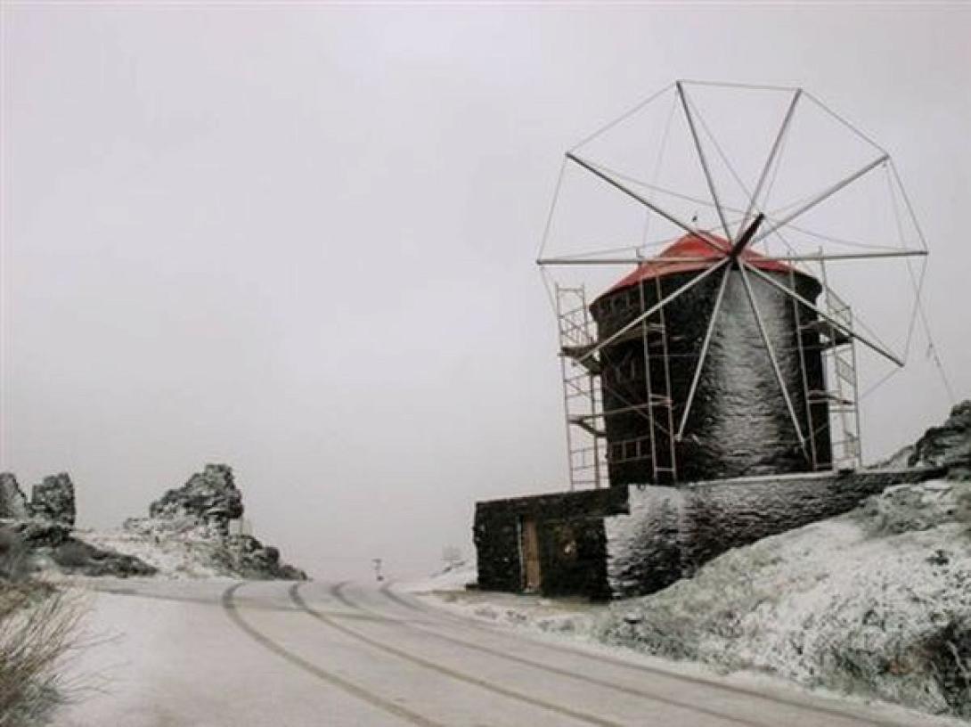 Στην Τήνο το αρματαγωγό ΧΙΟΣ για φιλοξενία κατοίκων και ελικόπτερο του Στρατού με τεχνικούς της ΔΕΗ