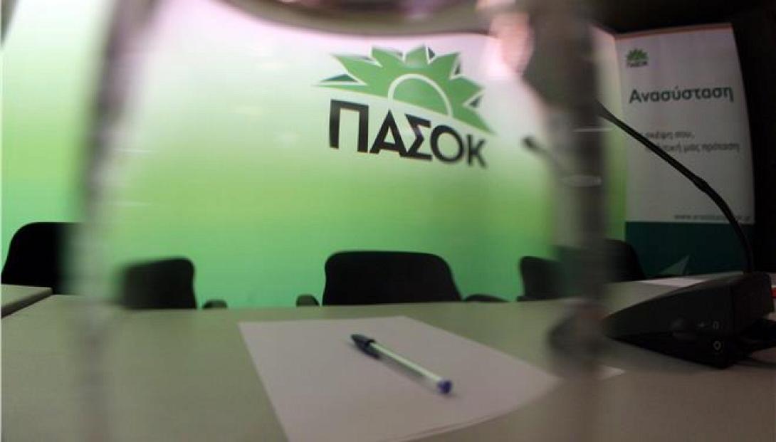 ΠΑΣΟΚ: Αντιφατικές, γενικόλογες και γελοίες οι προτάσεις Βαρουφάκη