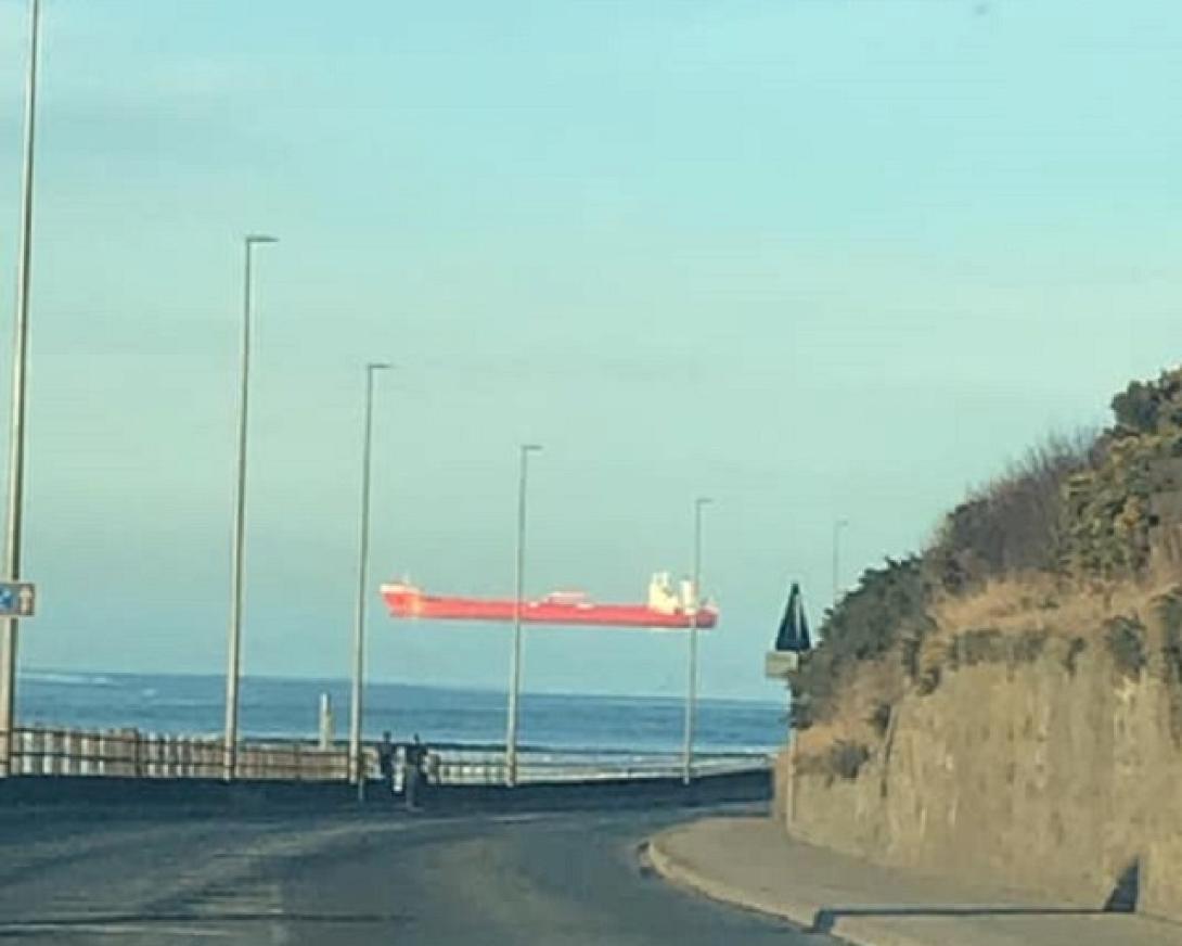 πλοίο πετα στον ουρανό