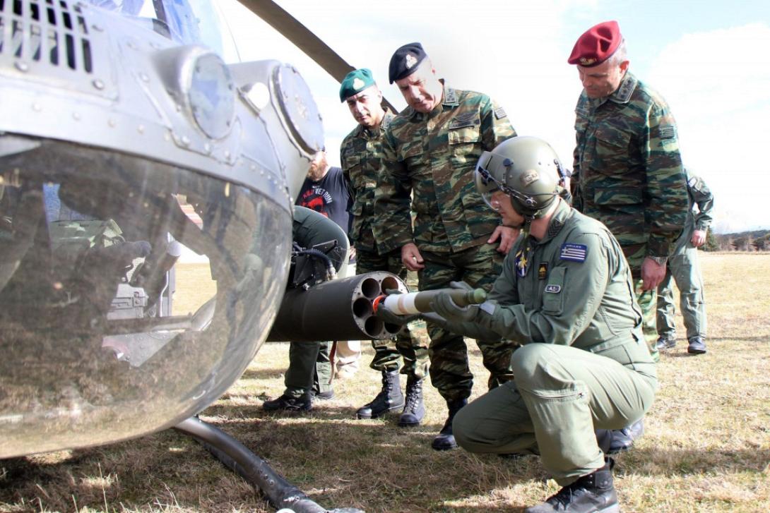 Ο Αρχηγός ΓΕΣ παρακολουθεί την διαδικασία φόρτωσης των ρουκετών.