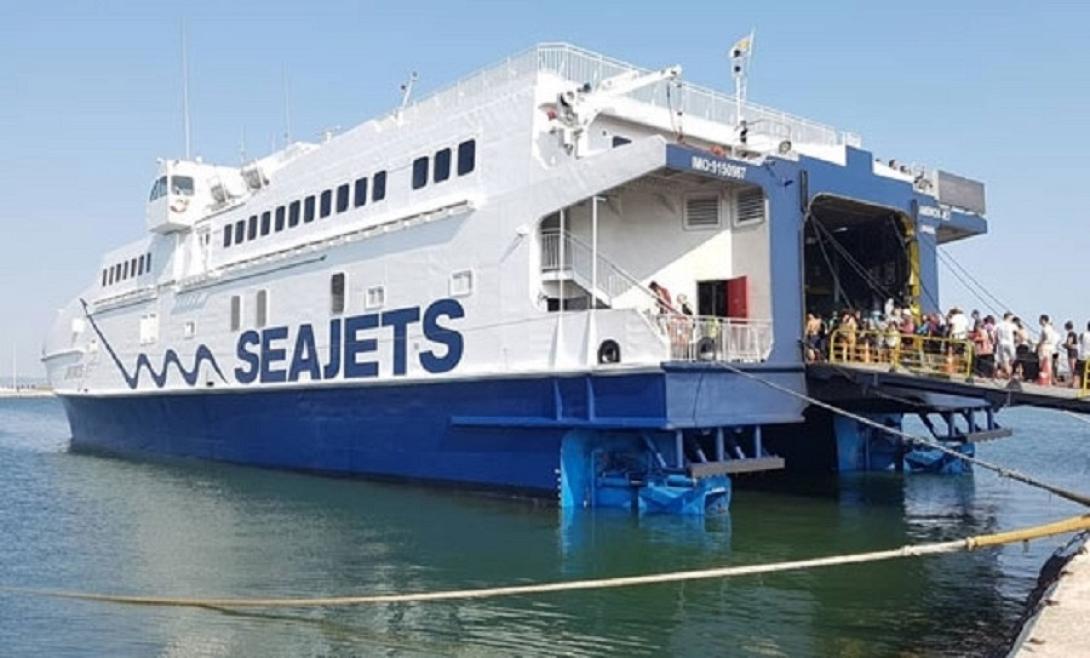 Πλοίο σε ελληνικό νησί